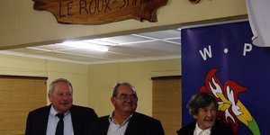 Vlnr is Frans Kennedy, Charl du Plessis en Johanna Le Roux tydens die onthulling van die saal se naamplaat, “Le Roux-Saal” 